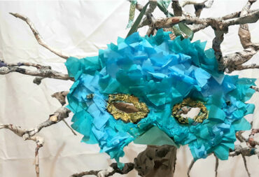 Atelier d'arts plastiques pour créer un masque oiseau